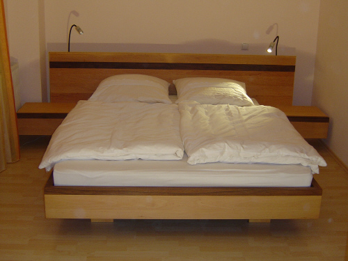 Bett mit Nachtkästchen