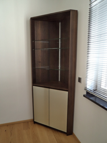 Eckschrank mit Glaseinlegeböden